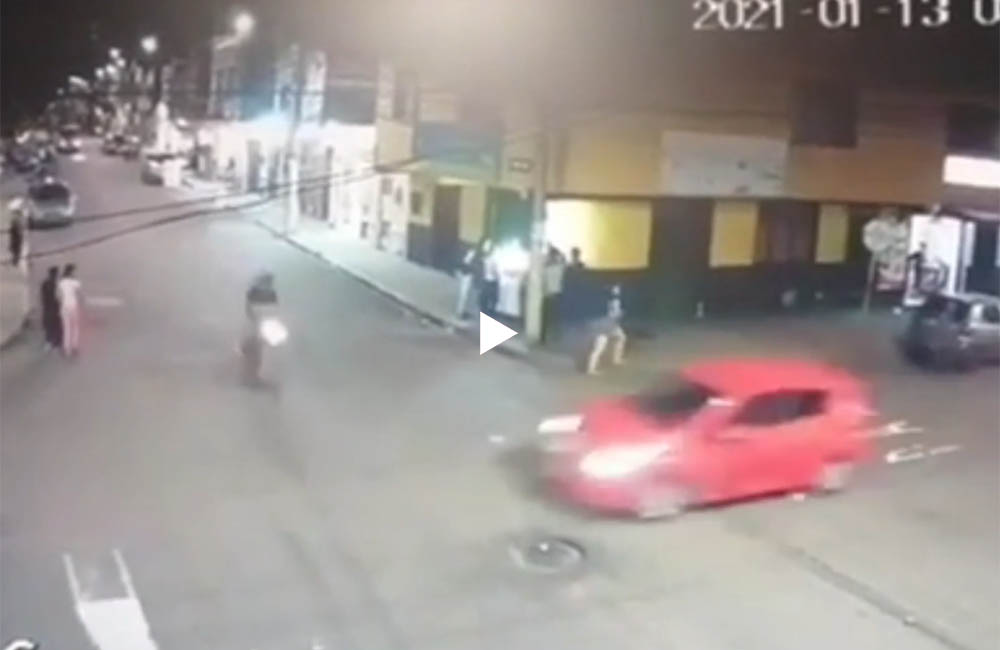 #ENVIDEO: Conductora atropella a un motociclista por perseguir a un ladrón