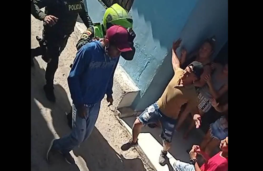 #ENVIDEO Quemó al hijastro y lo intentaron linchar en San Pablo