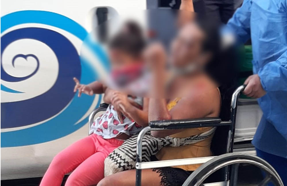 Madre e hija por poco mueren al ser arrolladas por un carro en La Lucha
