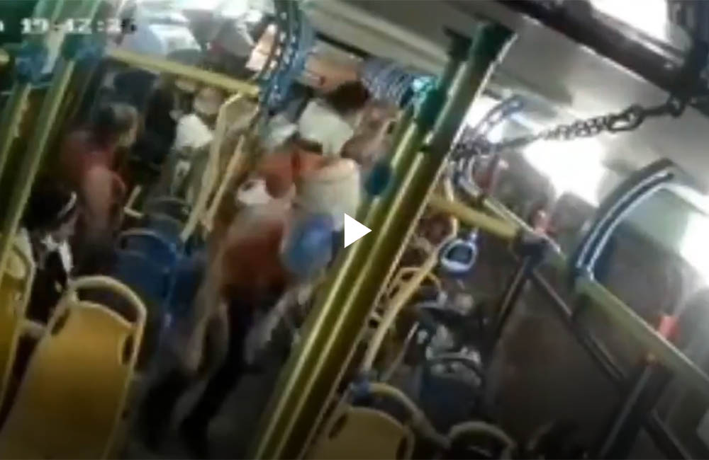 #ENVIDEO: Delincuentes asaltan autobús y reciben "PALOTERAPIA"