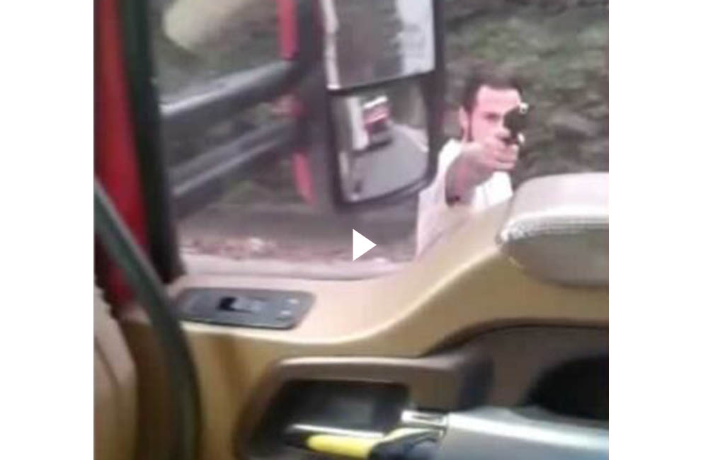 #ENVIDEO: Conductor de 'mula' ataca a bala a su compañero