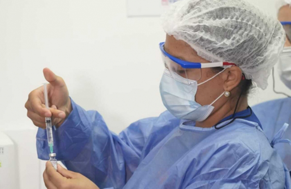 Enfermera es atendida en clínica de Barranquilla por reacción adversa a vacuna anticovid