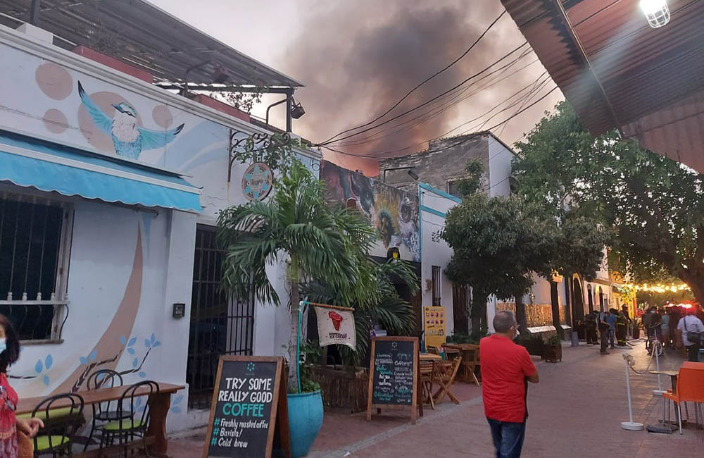 #ENVIDEO: Se incendió la Discoteca Bakarú, en el Parque de los Novios