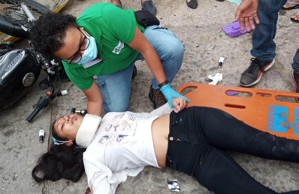 Manicurista quedó herida tras choque de moto y taxi