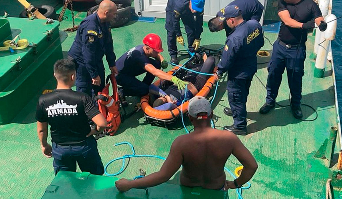 Armada rescata a pescador que fue mordido por un tiburón