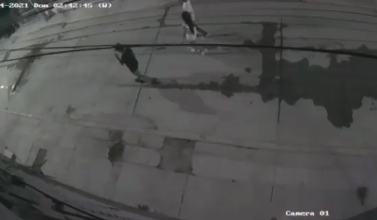 #ENVIDEO: Así robaron una moto de la terraza de una casa