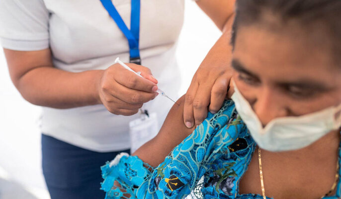 Colombia vacunará con tercera a dosis a adultos de 60-69 años