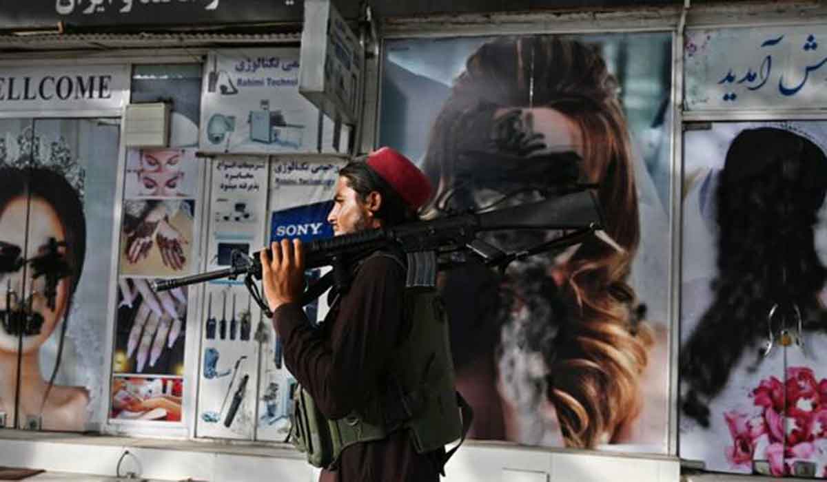 Talibanes quitan fotos de mujeres de los salones de belleza en Kabul