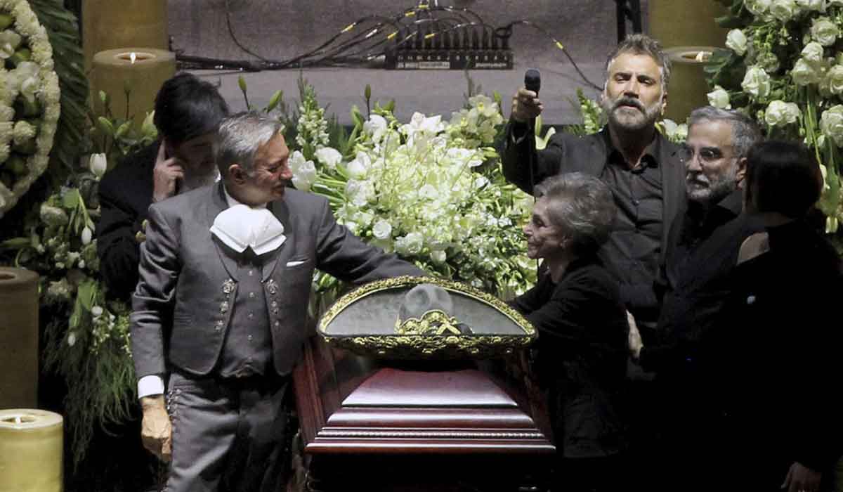Funeral de Vicente Fernández: Alejandro conmovió al cantarle 'Amor de los dos' a cuquita