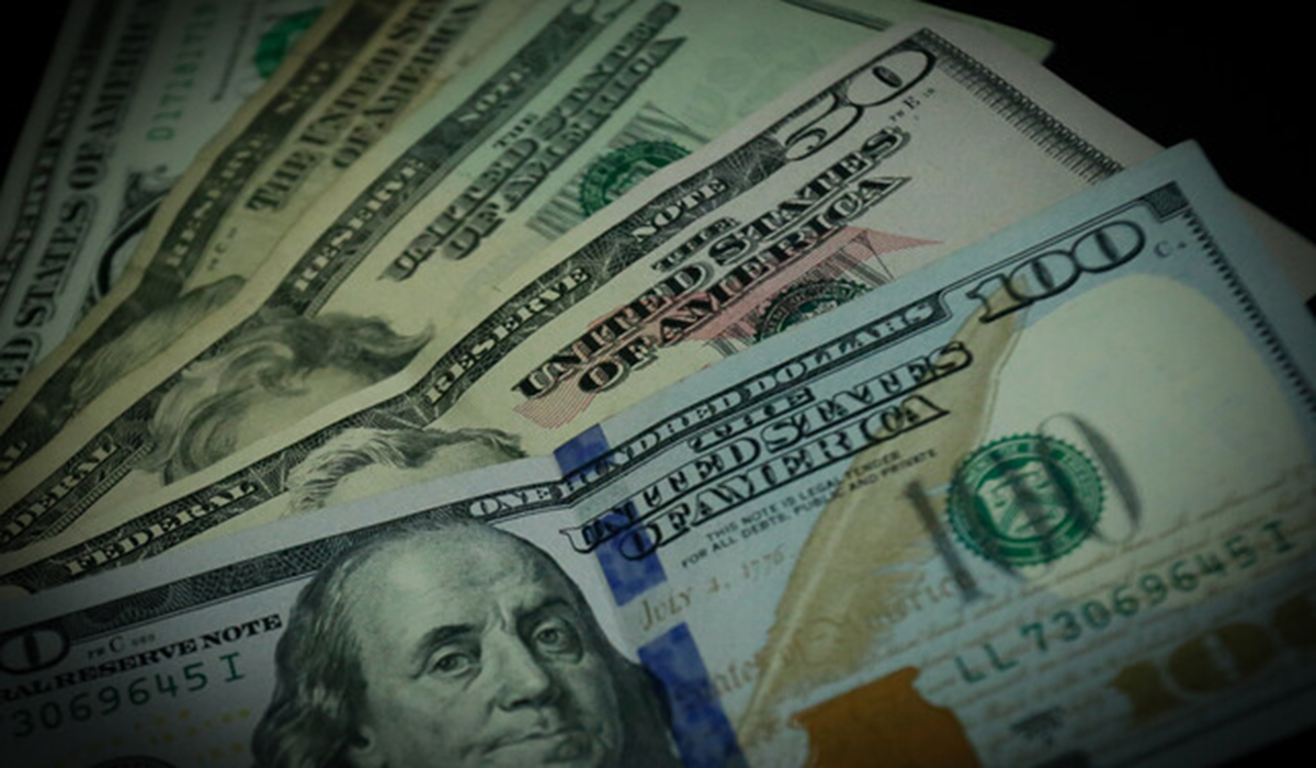 Dólar sigue perdiendo terreno y cae $12,64 tras anuncios de política monetaria