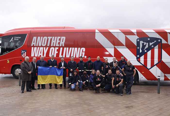 Bus del Atlético Madrid llevó ayuda a Ucrania 