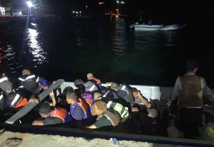 Encuentran a 34 migrantes que estaban a la deriva