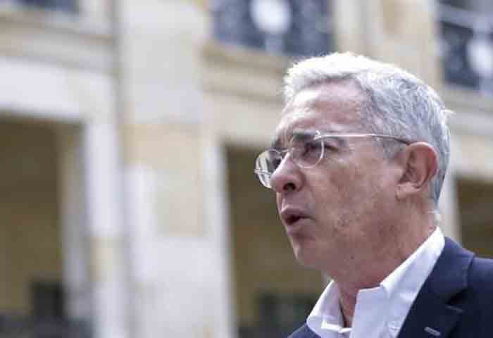 Uribe dice que "expropiaron su reputación"