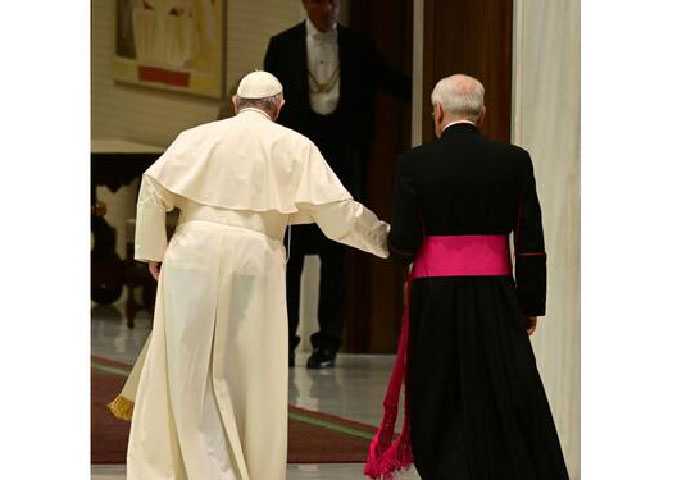 Papa Francisco: "Mi pierna no está bien, el médico me pidió que no camine"
