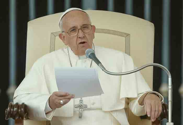 El Papa llega a una audiencia en el Vaticano en silla de ruedas