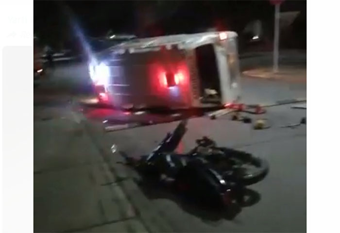 Ambulancia se volcó tras atropellar a motociclista cerca a la parroquia San José