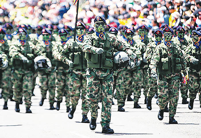 Desfile militar regresó con Nutrida revista de las FFAA
