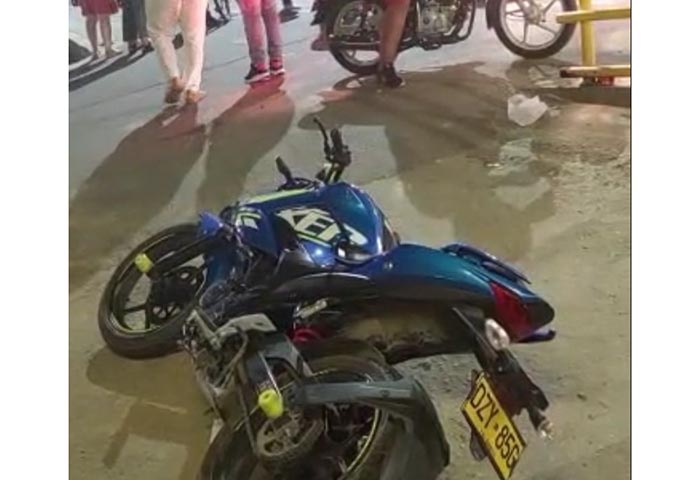 Motociclista intentó adelantar un carro y chocó contra una baranda