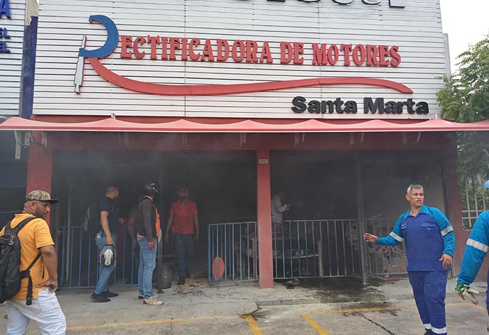 Leve incendio en rectificadora de motores asustó a transeúntes en La Lucha