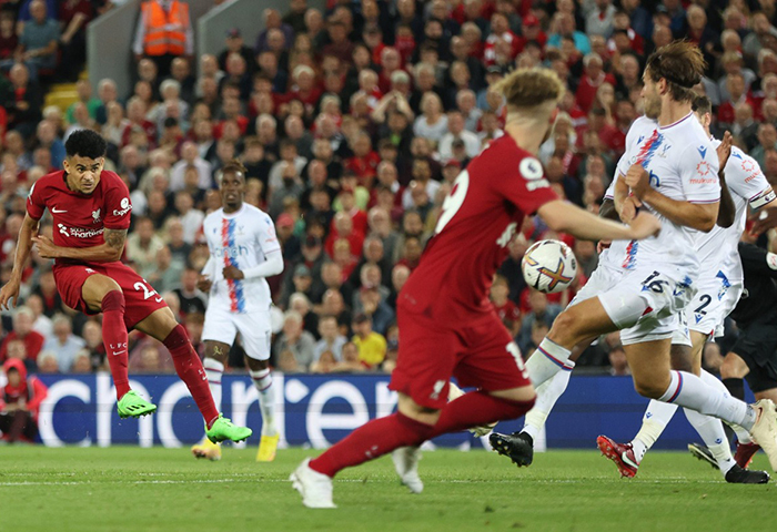 Con una ‘joya’ de ‘Lucho’ Díaz, Liverpool rescató un empate