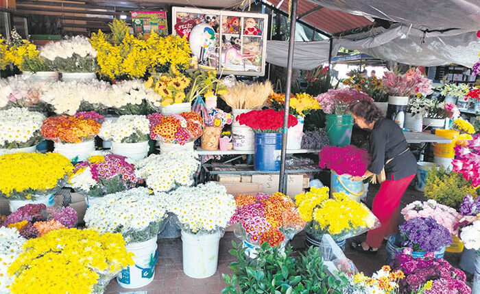 Venta de flores se dinamiza por 'Día de Santos Difuntos'