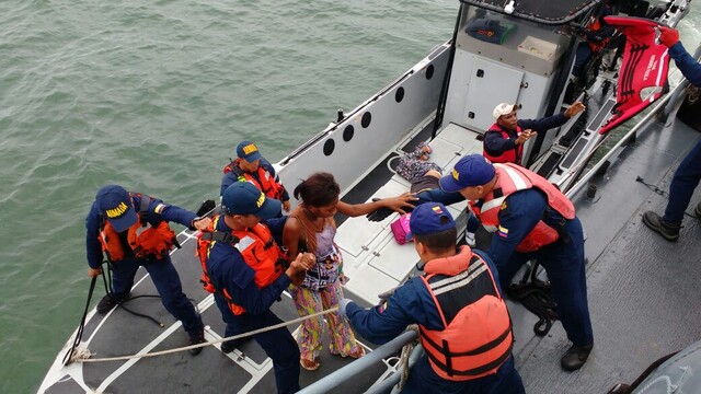 La Armada Nacional rescató a 23 personas en aguas del caribe cerca de Cartagena