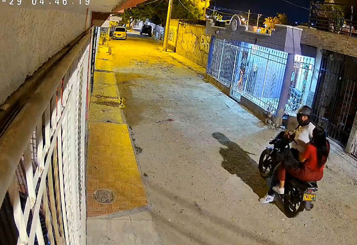 ENVIDEO: Falso mototaxista atracó a una mujer con un puñal