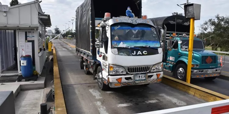 Empezó el transporte de combustible desde Ecuador hasta Nariño