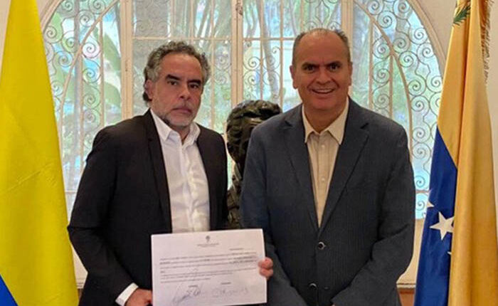 El embajador de Colombia en Venezuela, Armando Benedetti, posesionó a Carlos Luna Romero como nuevo director de Procolombia en ese país.