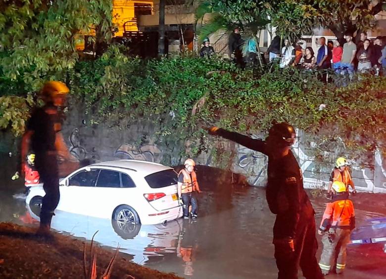 VIDEO I Tragedia en Medellín: fuertes aguaceros dejaron dos muertos en un carro