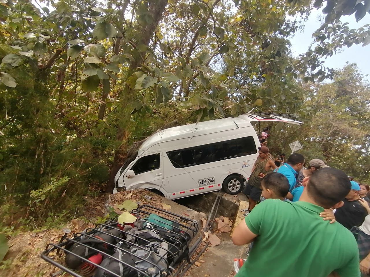 Microbús con turistas casi se va al abismo: 9 heridos 
