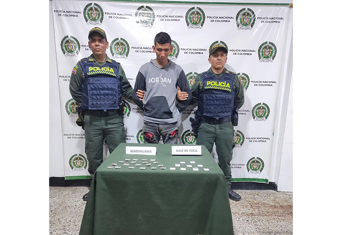 Dos capturados con 80 dosis de marihuana y base de coca