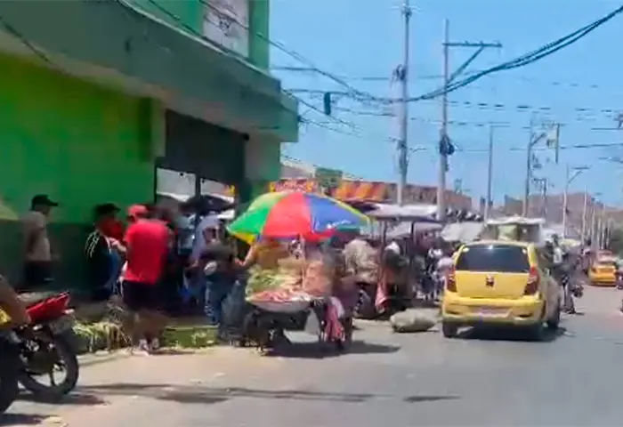 ENVIDEO IPlaza del Mercado otra vez invadida por los informales