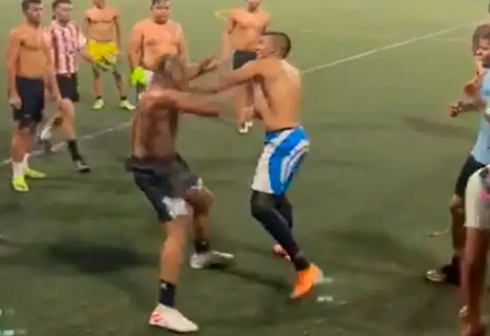 En video: A puño ‘limpio’ se enfrentaron dos jóvenes en un partido de fútbol