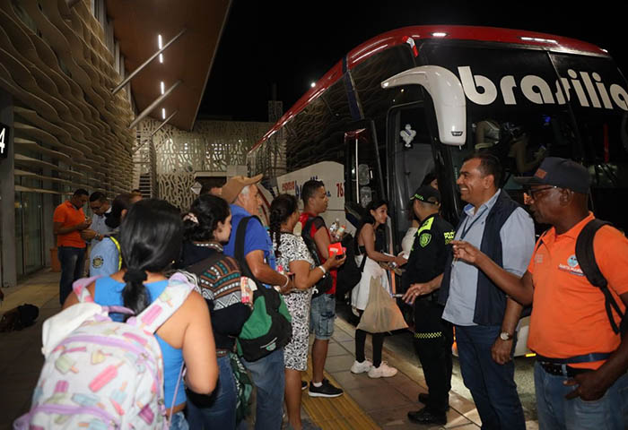 Empezó el retorno de dos mil pasajeros varados en el aeropuerto Simón Bolívar