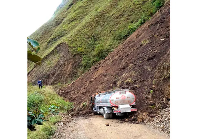 Alud de tierra sepultó dos vehículos en vías del departamento de Nariño