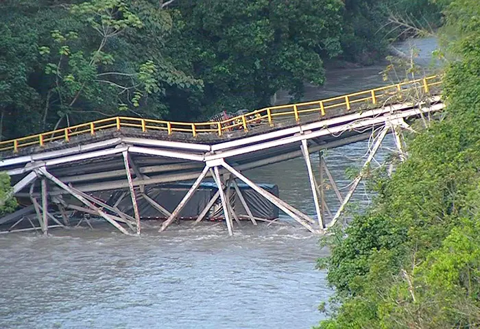 Dos policías muertos tras colapso de un puente