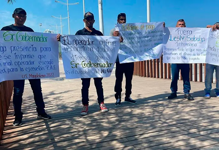 Manipuladores del PAE protestan exigiendo el pago de 4 meses de salario