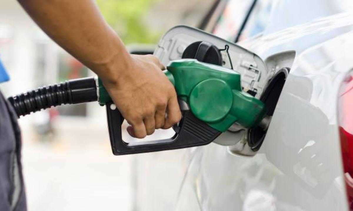 Gobierno evalúa crear un tercer precio de la gasolina