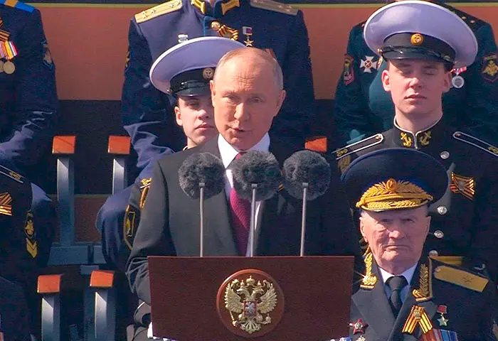 Putin llama a la "victoria" ante Ucrania en desfile militar en Moscú