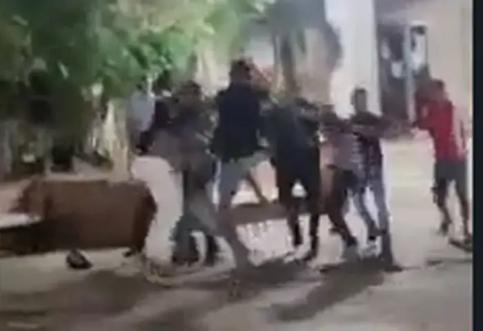 Video: Jóvenes se dieron puños y patadas en un parque de El Banco