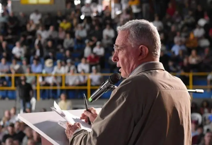 Álvaro Uribe recolecta firmas contra las reformas del Gobierno Petro