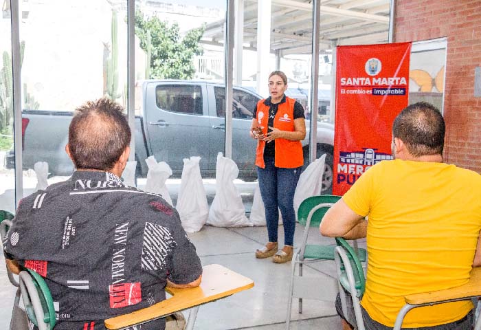 Alcaldía entrega ayudas a comerciantes afectados por incendio en Galería del Mercado