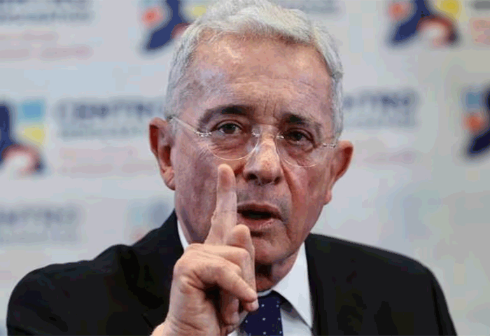 ´Vuelven y juegan montajes en mi contra´: Álvaro Uribe  