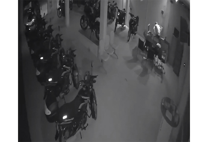 ENVIDEO: Cámara registró a delincuente robando en almacén de motos
