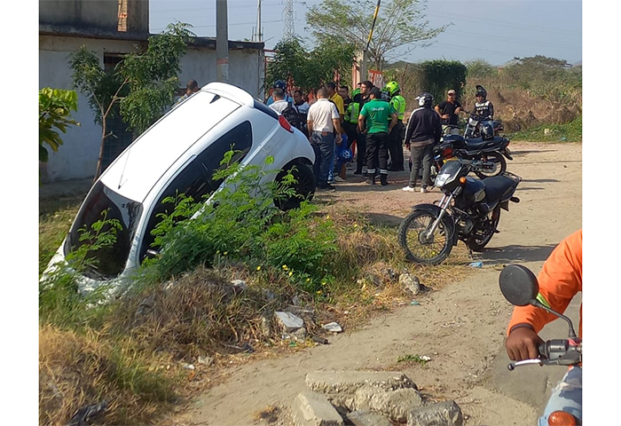 ENVIDEO: Vehículo cayó a una cuneta por esquivar choque de motos