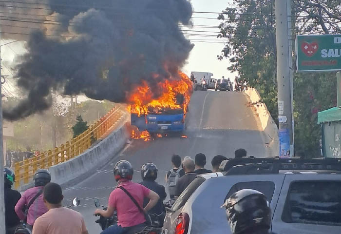 ENVIDEO: Bus de Bastidas se prendió en llamas