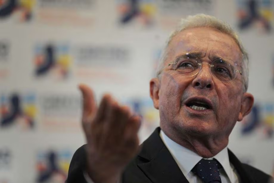 Expresidente Uribe propone que un millón de antioqueños donen de a $1 millón para terminar las vías 4G