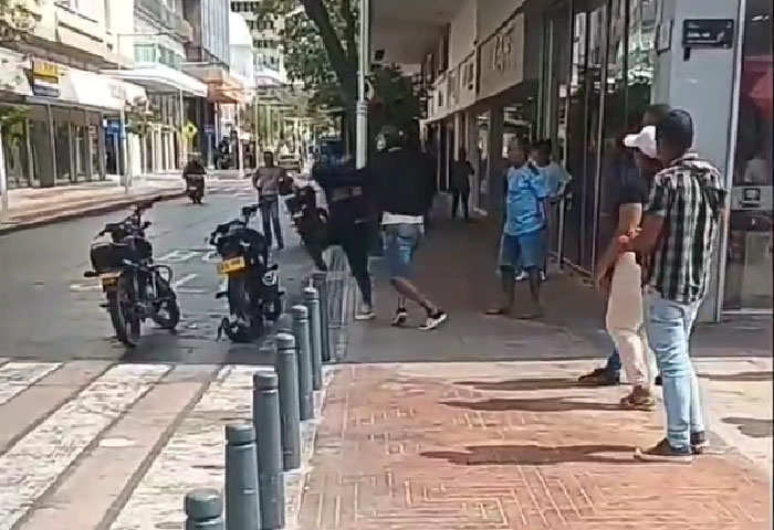 ENVIDEO: Se enfrentaron a golpes dos mototaxistas por una deuda