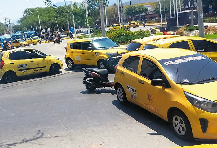 ENVIDEO: Taxistas en desacuerdo con decreto que derogó el pico y placa a particulares